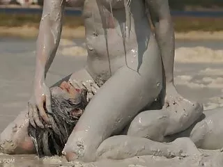 Fantastik Japon hizmetçi, patronlarını sert bir şekilde mırıldanıyor altyazılı sex filmleri