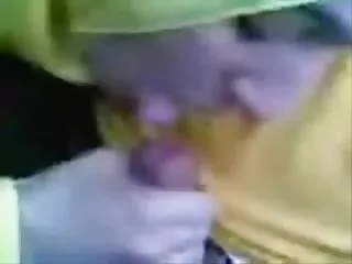 karısı dublaj porn onu sikiyor ve karısı onu gırtlaklıyor